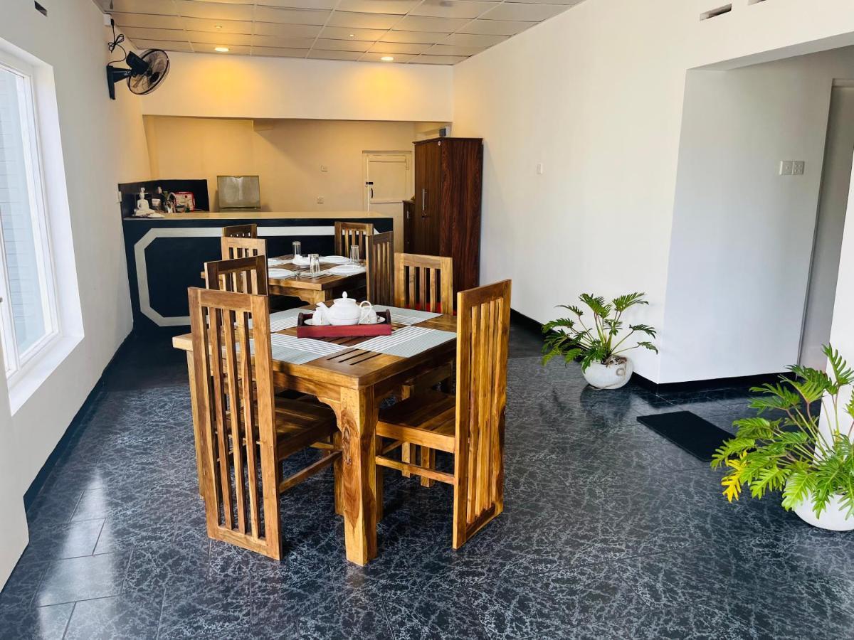 The Lake Round Guest House Kandy Buitenkant foto
