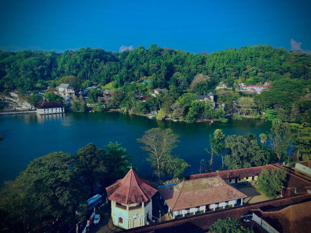 The Lake Round Guest House Kandy Buitenkant foto